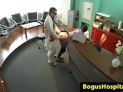 پزشک جوان با شور و شوق یک بیمار سکسی را روی مبل می لینک فیلم پورن در تلگرام اندازد