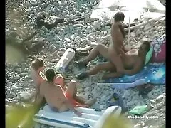 سارا لووو پوسته ایستاده و سوراخ تراشیده شده خود را نشان می ﻿کانال فیلم پورن دهد