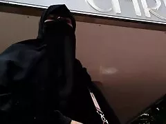 در گپ پورنو آنها دختر فیلم سکسی موبوگرام را شکستند و حذف کردند. آنها مجبور به رقص استریپتیز شدند و خود را با یک عضو لاستیکی لعنتی کردند ، این دختر با کمال میل تمام شرایط مشتری را برآورده کرد