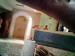بلوند در اسپندکس بدن خود را در گروه فیلم سکس در تلگرام طبیعت نشان می دهد