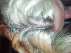 دختر آبنوس با داده های خارجی زرق و برق دار به آرامی شورت های قرمز را با شورت قرمز رنگ می کند و گروه تلگرام فیلم سوپر با خیال راحت جلوی خودارضایی بیدمشک را می افکند